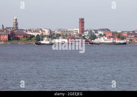 Trois navires en service passant devant le terminal de ferry de Woodside à Birkenhead - un remorqueur, un navire du Service de pilotage de Liverpool et un traversier Mersey Banque D'Images