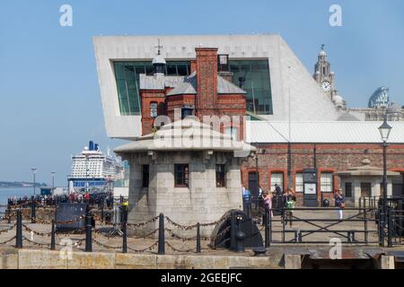 Bateau de croisière Celebrity Silhouette au terminal de croisière de Liverpool. Le terminal Mersey Ferries est au premier plan. Banque D'Images