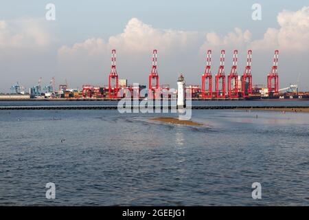 Nouveau phare de Brighton avec les grues de Liverpool 2 en arrière-plan Banque D'Images