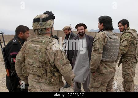 Le colonel Gul Muhammed, affecté au département anti-terrorisme de la Direction nationale de la sécurité, remercie les soldats de l'armée américaine affectés à l'équipe de conseil et d'assistance des forces de sécurité 28, Task Force 3/101, de l'avoir invité à assister à un tir en direct de petites armes à Camp Parsa, province de Khowst, Afghanistan, le 30 janvier 2013. La gamme a permis aux NDS et à la police en uniforme afghane de pratiquer leur stratégie de tir avec les pistolets de Beretta M-9 et les fusils AK-47. (É.-U. Photo de l'armée par le Sgt. Kimberly Trumbull / publié) Banque D'Images