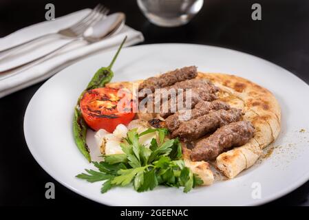 Koffte traditionnel au shish turc. Boulettes de viande épicées Kebab ou Kebap. Banque D'Images