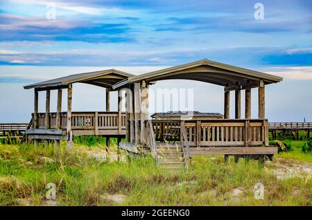 Les ponts d'observation offrent de la place pour se détendre sur la plage publique de Dauphin Island, le 12 août 2021, à Dauphin Island, Alabama. Banque D'Images