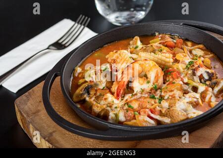 Ragoût et tofu de fruits de mer, crevettes, poulpe, champignons et carottes. Banque D'Images