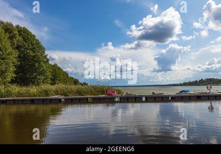 Magnifique lac côte vue sur le paysage d'été. Bateaux garés sur la rive. Suède. Banque D'Images