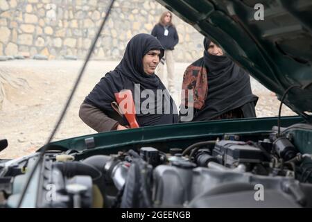 Les femmes de la police uniforme afghane (AUP) apprennent où chercher des véhicules pour des armes ou des explosifs sur combat Outpost Matun Hill, province de Khost, Afghanistan, le 25 février 2013. La formation de la journée a enseigné à l'AUP comment effectuer un arrêt de la circulation en toute sécurité et rechercher un véhicule. (É.-U. Photo de l'armée par le Sgt. Kimberly Trumbull/publié) Banque D'Images