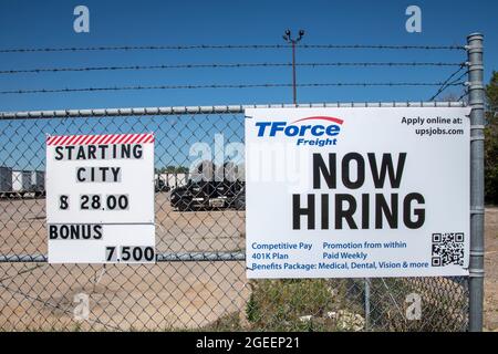 Blaine, Minnesota. TForce Freight Company offrant 28 dollars par heure de paie, un grand ensemble d'avantages sociaux et une prime de 7,500 $ à louer avec eux. Banque D'Images