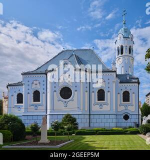 Église bleue de St Elizabeth à Bratislava, Slovaquie, avec façade Art Nouveau, élégante tour et paisible vue sur le jardin. Banque D'Images