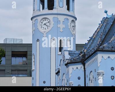 Tour et façade de l'église bleue à Bratislava, Slovaquie, montrant l'architecture Art Nouveau et les détails de l'horloge Banque D'Images