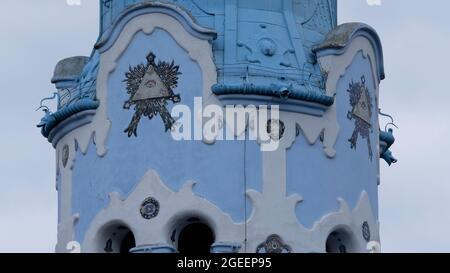 Détail de tour Art Nouveau de l'église bleue à Bratislava, Slovaquie, avec façade bleue et ornement religieux en mosaïque Banque D'Images