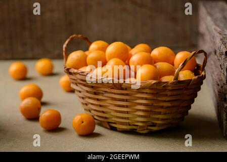caja de fruits brésiliens dans le panier de paille. Banque D'Images