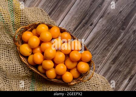 caja de fruits brésiliens dans le panier de paille. Banque D'Images
