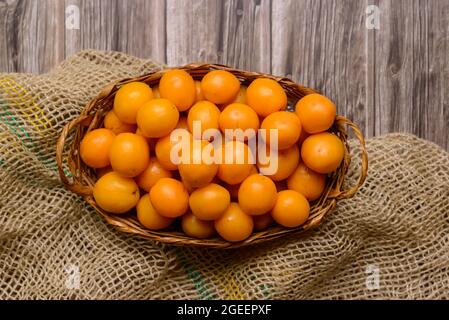 caja de fruits brésiliens dans le panier de paille. Banque D'Images