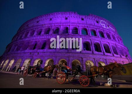 Ce soir, le Colisée, l'un des sites archéologiques les plus importants du monde, illuminé en violet, la couleur internationale du handicap, pour célébrer le lancement de #WeThe15, La campagne promue par le Comité international paralympique (IPC) et l'Alliance internationale pour les personnes handicapées (IDA) pour attirer l'attention sur les droits des personnes handicapées, soit environ 1.2 milliard de citoyens, Soit 15% de la population mondiale.l'initiative #WeThe15, lancée 5 jours avant la cérémonie d'ouverture des Jeux paralympiques de Tokyo de 2020, vise à mettre fin à la discrimination contre les personnes handicapées et à agir comme un Banque D'Images