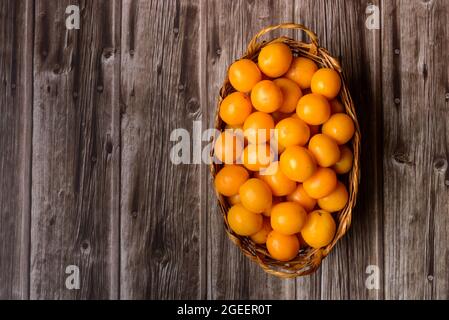 caja de fruits brésiliens dans le panier de paille. Banque D'Images
