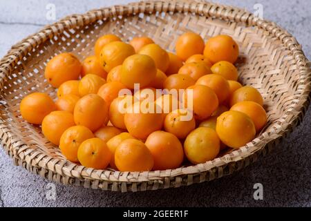 caja de fruits brésiliens dans le panier de paille. Banque D'Images