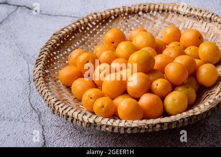 caja de fruits brésiliens dans le panier de paille. Banque D'Images