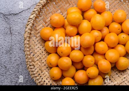 caja de fruits brésiliens dans le panier de paille. Banque D'Images