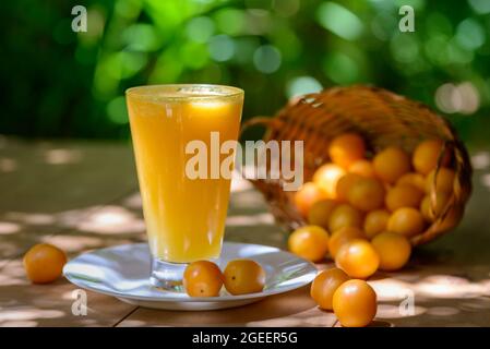 caja de fruits brésiliens. Verre de jus sur table en bois. Banque D'Images