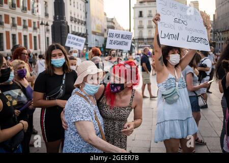 Madrid, Espagne. 19 août 2021. Des manifestants tiennent des pancartes pendant la manifestation.des groupes féministes de Madrid ont organisé une manifestation sur la place centrale de la Puerta Del sol, en faveur des femmes afghanes et contre la répression des Taliban. (Photo de Diego Radames/SOPA Images/Sipa USA) crédit: SIPA USA/Alay Live News Banque D'Images