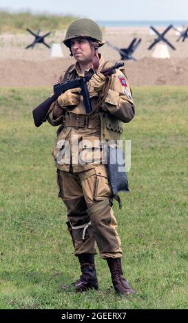 Conneaut, Ohio, États-Unis. 19 août 2021. Des centaines de réacteurs militaires se réunissent chaque année dans cette ville du lac Érié pour divertir et éduquer le public sur le Théâtre européen des opérations de la Seconde Guerre mondiale et l'invasion du jour J de Normandie, France, le 6 juin 1944.(image de crédit : © Brian Cahn/ZUMA Press Wire) Banque D'Images