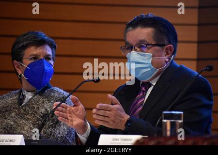 Bogota, Colombie. 19 août 2021. Le ministre de la Santé de Colombie Fernando Ruiz s'entretient en direct avec la presse au cours d'un événement, le maire de Bogota Claudia Lopez, le ministre de la Santé et de la protection sociale de Colombie Fernando Ruiz, l'ambassadeur de la Corée du Sud en Colombie Jong Youn Choo, Directeur du bureau de coopération entre la Corée et la Colombie Seungchul Lee et Gina Tambini, représentante de l'OPS en Colombie, signent le don du Gouvernement coréen à Bogota pour développer une unité de réponse COVID-19 entre les deux pays à Bogota (Colombie) le 19 août 2021. Crédit : long Visual Press/Alamy Live News Banque D'Images