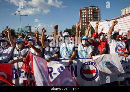 Ankara, Turquie. 19 août 2021. Les manifestants ont des drapeaux pendant le rassemblement.MEBUR-SEN (Confédération des syndicats de fonctionnaires) a organisé un rassemblement sur la place Anadolu à Ankara après la proposition du gouvernement d'une augmentation des fonctionnaires pendant la convention collective de 6e mandat qui ne répondait pas aux attentes. Crédit : SOPA Images Limited/Alamy Live News Banque D'Images