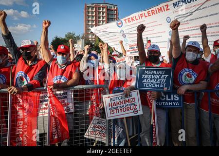 Ankara, Turquie. 19 août 2021. Des manifestants tenant des pancartes pendant le rassemblement.MEMUR-SEN (Confédération des syndicats de fonctionnaires) a organisé un rassemblement sur la place Anadolu d'Ankara après la proposition du gouvernement d'une augmentation des fonctionnaires au cours de la convention collective de 6e mandat qui n'a pas répondu aux attentes. (Photo de Tunahan Turhan/SOPA Images/Sipa USA) crédit: SIPA USA/Alay Live News Banque D'Images