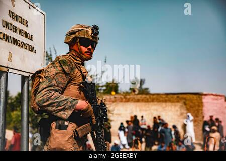 210818-M-TU241-1015 AÉROPORT INTERNATIONAL HAMID KARZAÏ (Afghanistan) (18 août 2021) UNE Marine avec la 24e unité expéditionnaire maritime (UMM) assure la sécurité lors d'une évacuation à l'aéroport international Hamid Karzaï, Kaboul (Afghanistan), le 18 août. Les Marines des États-Unis aident le ministère d'État à faire un retrait ordonné du personnel désigné en Afghanistan. (É.-U. Photo du corps marin par Sgt. Isaiah Campbell) Banque D'Images