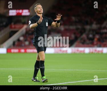 MIDDLESBROUGH, ROYAUME-UNI. 18 AOÛT l'arbitre Steve Martin lors du match de championnat Sky Bet entre Middlesbrough et Queens Park Rangers au stade Riverside, à Middlesbrough, le mercredi 18 août 2021. (Credit: Mark Fletcher | MI News) Credit: MI News & Sport /Alay Live News Banque D'Images