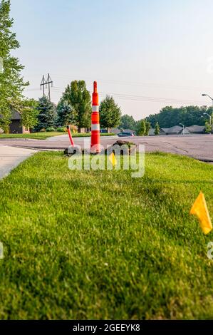 Alésage souterrain directionnel pour installer un conduit en plastique pour les utilitaires Internet haute vitesse en fibre Banque D'Images