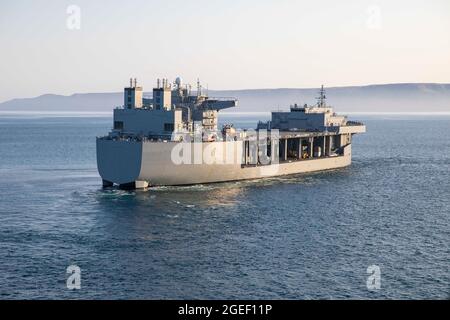 210813-N-LR905-1355 OCÉAN PACIFIQUE (AOÛT 13, 2021) – la base maritime expéditionnaire USS Miguel Keith (ESB 5) navigue dans l'océan Pacifique, août 13. Miguel Keith mène actuellement des opérations de routine dans la 3e flotte des États-Unis. (É.-U. Photo de la marine par le spécialiste des communications de masse 2e classe Jacob D. Bergh) Banque D'Images