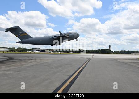 Une force aérienne américaine C-17 Globemaster III quitte la base conjointe Charleston, S.C. transportant des soldats américains affectés à la 82e division aéroportée, Pope Army Airfield, N.C., le 14 août 2021. L'armée américaine aidera à assurer la sécurité du personnel américain et du civil afghan Special Immigration Visa. (É.-U. Photo de la Force aérienne par Airman 1er classe Jade Dubiel) Banque D'Images