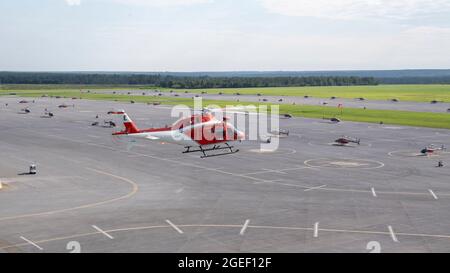 MILTON, Floride (août 6, 2021) le premier thrasher TH-73A de la Marine arrive à la base aérienne navale de Whiting Field à Milton le 6 août 2021. Le TH-73A sera affecté à l'entraînement de l'escadre 5 sur la base et remplacera le TH-57B/C Sea Ranger à titre d'entraîneur d'hélicoptère rotatif et à rotor d'inclinaison de premier cycle pour la Marine, le corps des Marines et la Garde côtière. (É.-U. Photo de la marine par Jason Isaacs, spécialiste des communications de masse, 2e classe) Banque D'Images