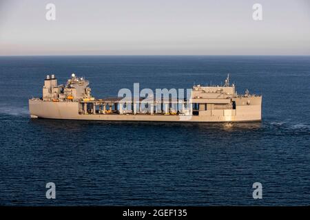 210813-N-LR905-12687 OCÉAN PACIFIQUE (AOÛT 13, 2021) – la base maritime expéditionnaire USS Miguel Keith (ESB 5) navigue dans l'océan Pacifique, août 13. Miguel Keith mène actuellement des opérations de routine dans la 3e flotte des États-Unis. (É.-U. Photo de la marine par le spécialiste des communications de masse 2e classe Jacob D. Bergh) Banque D'Images