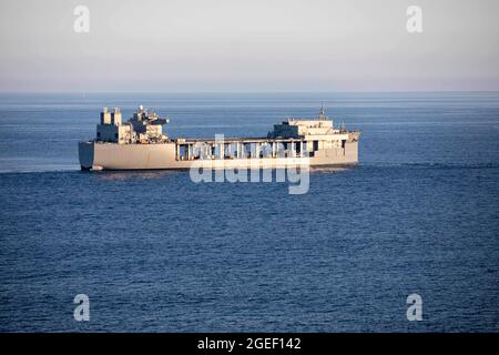 210813-N-LR905-1303 OCÉAN PACIFIQUE (AOÛT 13, 2021) – la base maritime expéditionnaire USS Miguel Keith (ESB 5) navigue dans l'océan Pacifique, août 13. Miguel Keith mène actuellement des opérations de routine dans la 3e flotte des États-Unis. (É.-U. Photo de la marine par le spécialiste des communications de masse 2e classe Jacob D. Bergh) Banque D'Images