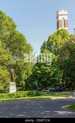 Nashville, TN, États-Unis - 19 mai 2007 : centre-ville. Statue de Cornelius Venderbilt située dans un parc verdoyant à son université sous un ciel bleu clair. Voitures présentes. Banque D'Images