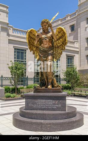 Nashville, TN, États-Unis - 20 mai 2007 : centre-ville. Statue en bronze et or de l'Ange de l'enregistrement au Centre symphonique de Schermerhorn sous ciel bleu. Vert fol Banque D'Images