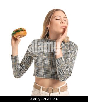 Jeune femme avec un savoureux hamburger végétalien sur fond blanc Banque D'Images