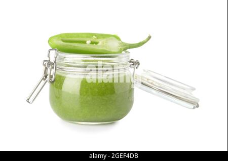 Pot en verre de sauce Tomatillo Salsa Verde sur fond blanc Banque D'Images