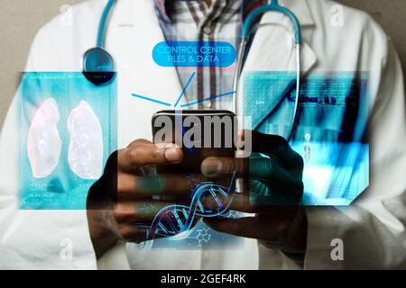 Imagerie médicale à jour, utilisation par les médecins d'appareils mobiles dans les soins de santé cliniques, d'analyse téléphonique. Smartphone utilisé par le médecin à portée de main. Banque D'Images