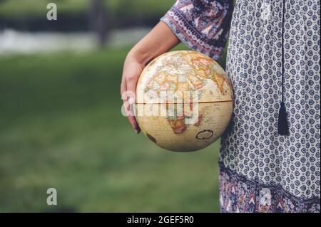 Femme caucasienne portant une figure de globe Banque D'Images