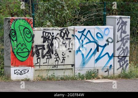 Magdebourg, Allemagne. 19 août 2021. Avec des graffitis tachés boîtes d'électricité stand dans le parc de la ville Rotehorn dans la capitale de l'État. Encore et encore il vient ici aux inscriptions illégales par le payeur. Les graffitis illégaux sur les bâtiments publics ou les ponts coûtent chaque année aux municipalités de Saxe-Anhalt des montants à cinq chiffres. (À dpa «Graffiti suppression coûts municipalités des dizaines de milliers d'euros») crédit: Peter Gercke/dpa-Zentralbild/dpa/Alay Live News Banque D'Images