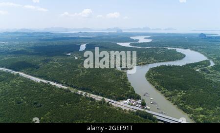 Vue aérienne de haut en bas de drone de tir de pont avec des voitures sur pont route et paysage vue montagne nature image transport arrière-plan et affaires Banque D'Images