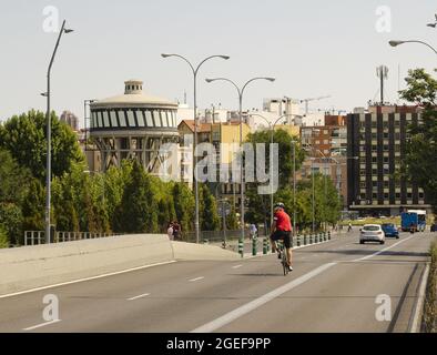 MADRID, ESPAGNE - 08 août 2021 : vue arrière d'un homme à vélo le long de la rue à Madrid, Espagne Banque D'Images