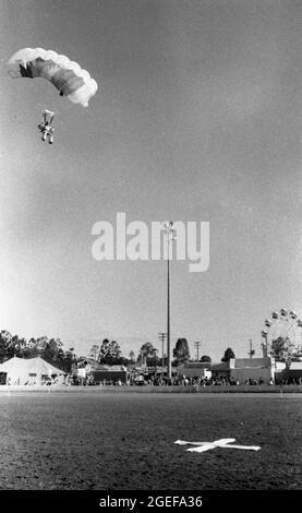 GATTON QUEENSLAND, AUSTRALIE, JUILLET 1984 : un parachutiste fait un saut d'exposition dans l'anneau du spectacle ANNUEL A and P à Gatton, Queensland, 1984. Numérisé à partir de négatifs originaux pour publication dans un journal. Banque D'Images