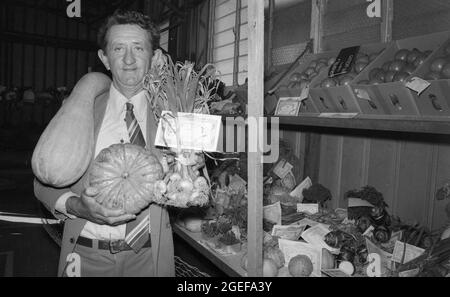 GATTON QUEENSLAND, AUSTRALIE, JUILLET 1984 : le premier prix pour la culture des légumes présente ses produits au salon ANNUEL A and P de Gatton, Queensland, 1984. Numérisé à partir de négatifs originaux pour publication dans un journal. Banque D'Images