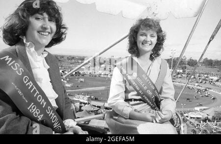 GATTON, QUEENSLAND, AUSTRALIE, JUILLET 1984 : deux jeunes femmes - la Gatton Showgirl et la Belle du bal - font le tour de la grande roue lors du spectacle ANNUEL A et P à Crow's Nest, Queensland, 1984. Numérisé à partir de négatifs originaux pour publication dans un journal. Banque D'Images