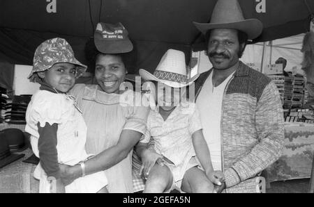 GATTON QUEENSLAND, AUSTRALIE, JUILLET 1984 : une famille essaie des chapeaux de fantaisie lors du spectacle ANNUEL A and P à Gatton, Queensland, 1984. Numérisé à partir de négatifs originaux pour publication dans un journal. Banque D'Images