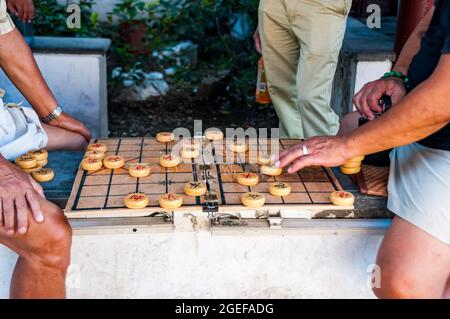 Deux hommes jouant des échecs chinois dans la vieille ville de Qibao dans le district de Minhang, Shanghai, Chine. Banque D'Images