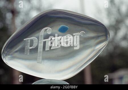 Une pilule de Viagra est intégrée dans un plexiglass en forme de Viagra avec le logo de Pfizer à la conférence de presse de Pfizer Viagra entrant en Chine continentale à Beijing. Banque D'Images